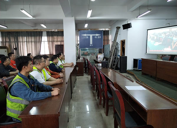 5月10日，，，，，，太阳成集团第一联合团支部组织团员青年集中观看庆祝中国共产主义青年团成立100周年大会直播.jpg