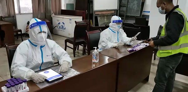 太阳成集团机关财务部青年党员袁灏协助社区信息登记.jpg